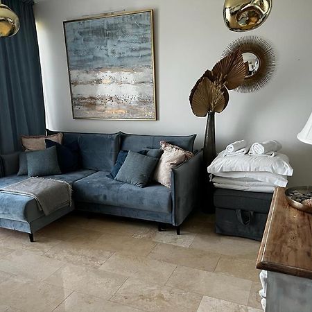 Sunnycliff Apartment Ревал Екстериор снимка
