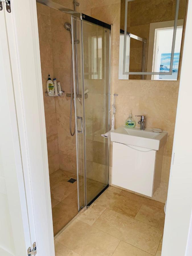 Sunnycliff Apartment Ревал Екстериор снимка